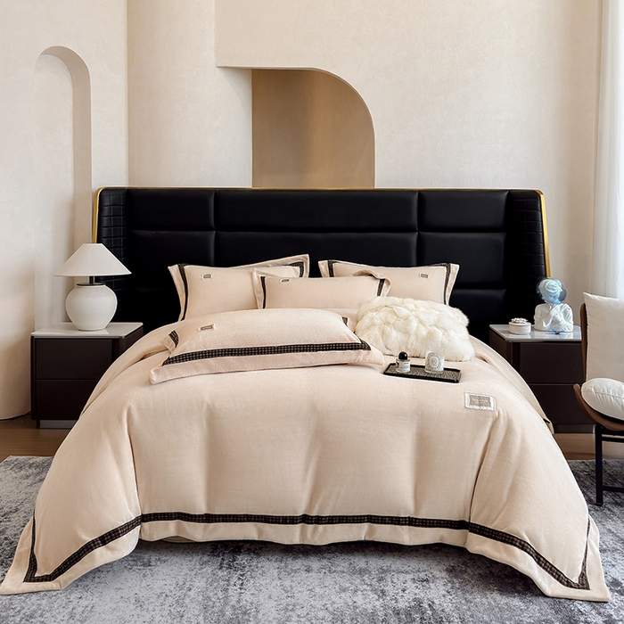 91家纺网 家纺一手货源 找家纺 金喜 2025新款230克全消光牛奶四件套雕花绒四件套宽边圆角织带工艺款四件套-卡夫 卡夫-香槟