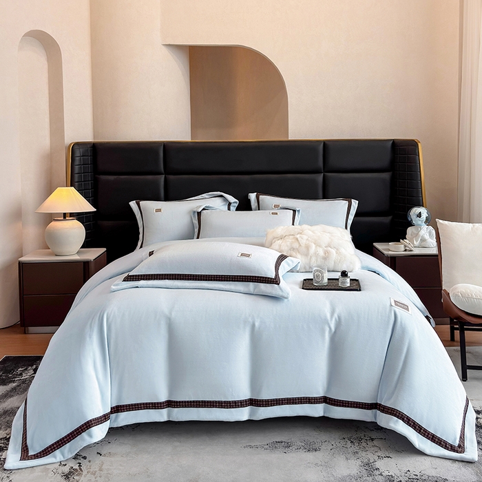 91家纺网 家纺一手货源 找家纺 金喜 2025新款230克全消光牛奶四件套雕花绒四件套宽边圆角织带工艺款四件套-卡夫 卡夫-湛蓝