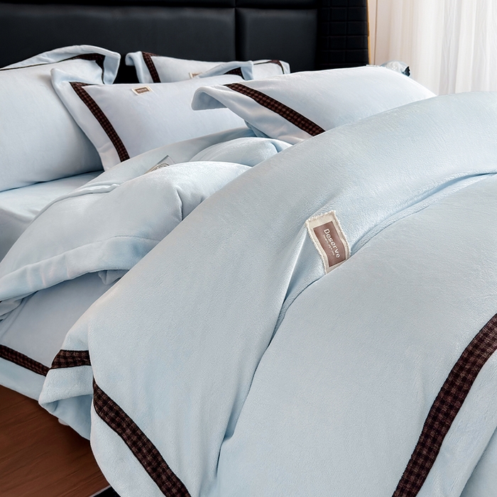 91家纺网 家纺一手货源 找家纺 金喜 2025新款230克全消光牛奶四件套雕花绒四件套宽边圆角织带工艺款四件套-卡夫 卡夫-湛蓝