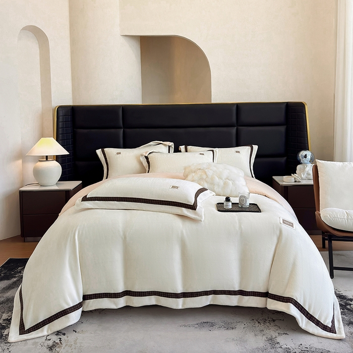 91家纺网 家纺一手货源 找家纺 金喜 2025新款230克全消光牛奶四件套雕花绒四件套宽边圆角织带工艺款四件套-卡夫 卡夫-暖白