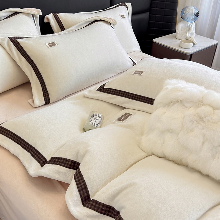 91家纺网 家纺一手货源 找家纺 金喜 2025新款230克全消光牛奶四件套雕花绒四件套宽边圆角织带工艺款四件套-卡夫 卡夫-暖白