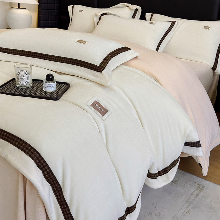 91家纺网 家纺一手货源 找家纺 金喜 2025新款230克全消光牛奶四件套雕花绒四件套宽边圆角织带工艺款四件套-卡夫 卡夫-暖白