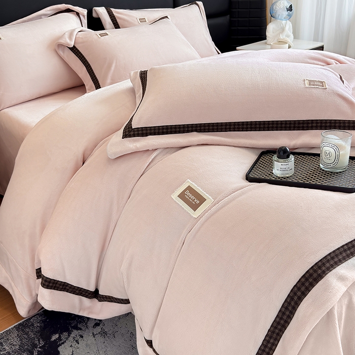 金喜 2025新款230克全消光牛奶四件套雕花绒四件套宽边圆角织带工艺款四件套-卡夫 卡夫-柔粉