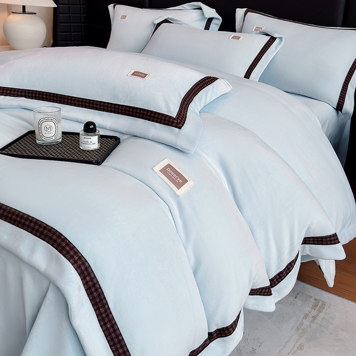 91家纺网 家纺一手货源 找家纺 金喜 2025新款230克全消光牛奶四件套雕花绒四件套宽边圆角织带工艺款四件套-卡夫 卡夫-湛蓝