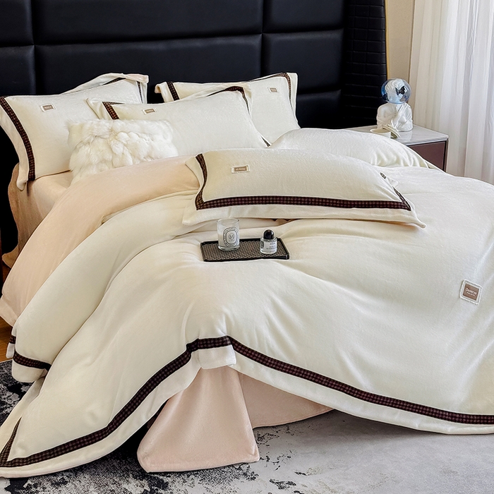 91家纺网 家纺一手货源 找家纺 金喜 2025新款230克全消光牛奶四件套雕花绒四件套宽边圆角织带工艺款四件套-卡夫 卡夫-暖白