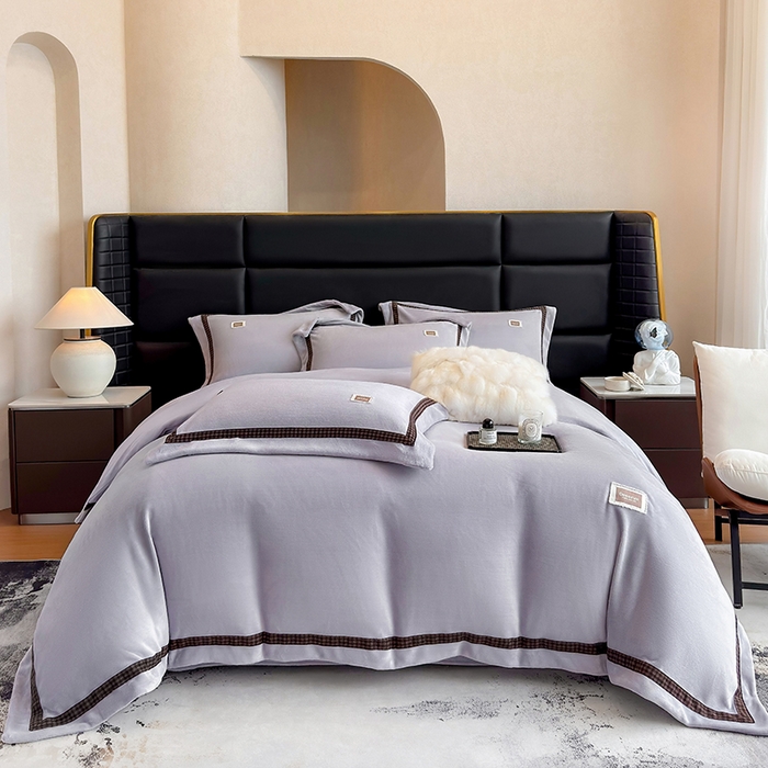 91家纺网 家纺一手货源 找家纺 金喜 2025新款230克全消光牛奶四件套雕花绒四件套宽边圆角织带工艺款四件套-卡夫 卡夫-魅紫