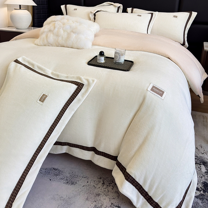 91家纺网 家纺一手货源 找家纺 金喜 2025新款230克全消光牛奶四件套雕花绒四件套宽边圆角织带工艺款四件套-卡夫 卡夫-暖白