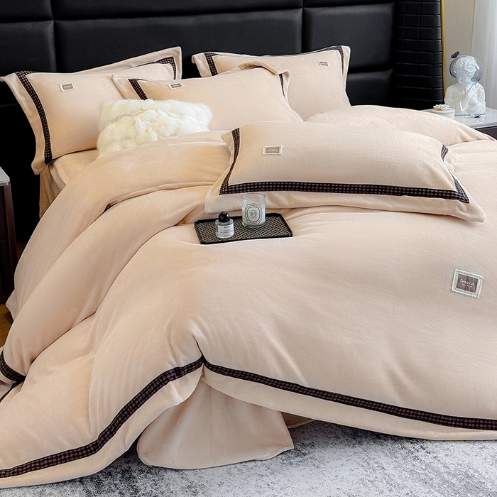 91家纺网 家纺一手货源 找家纺 金喜 2025新款230克全消光牛奶四件套雕花绒四件套宽边圆角织带工艺款四件套-卡夫 卡夫-香槟