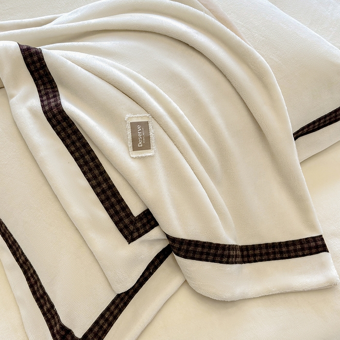 91家纺网 家纺一手货源 找家纺 金喜 2025新款230克全消光牛奶四件套雕花绒四件套宽边圆角织带工艺款四件套-卡夫 卡夫-暖白