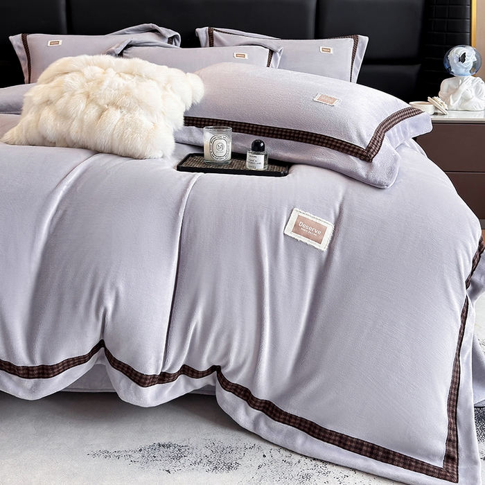 91家纺网 家纺一手货源 找家纺 金喜 2025新款230克全消光牛奶四件套雕花绒四件套宽边圆角织带工艺款四件套-卡夫 卡夫-魅紫