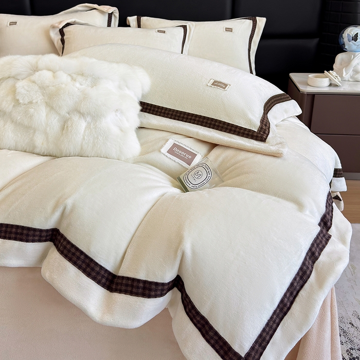 91家纺网 家纺一手货源 找家纺 金喜 2025新款230克全消光牛奶四件套雕花绒四件套宽边圆角织带工艺款四件套-卡夫 卡夫-暖白