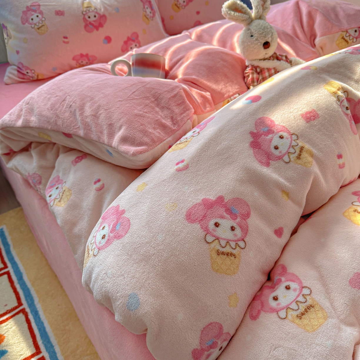 91家纺网 家纺一手货源 找家纺 繁花家居 2025新款小清新180克跑量款牛奶绒三件套四件套 可爱美蒂