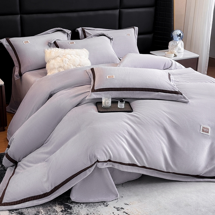 91家纺网 家纺一手货源 找家纺 金喜 2025新款230克全消光牛奶四件套雕花绒四件套宽边圆角织带工艺款四件套-卡夫 卡夫-魅紫