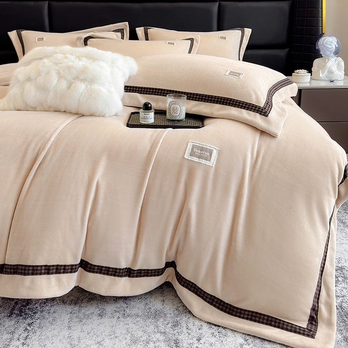 91家纺网 家纺一手货源 找家纺 金喜 2025新款230克全消光牛奶四件套雕花绒四件套宽边圆角织带工艺款四件套-卡夫 卡夫-香槟