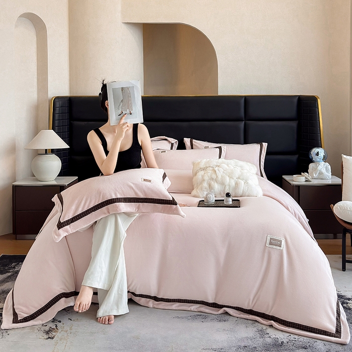 91家纺网 家纺一手货源 找家纺 金喜 2025新款230克全消光牛奶四件套雕花绒四件套宽边圆角织带工艺款四件套-卡夫 卡夫-柔粉