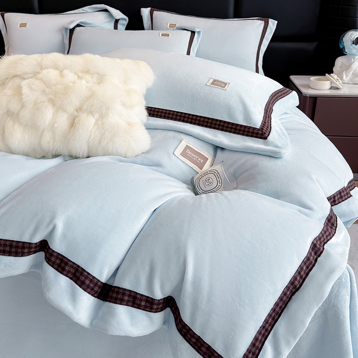 91家纺网 家纺一手货源 找家纺 金喜 2025新款230克全消光牛奶四件套雕花绒四件套宽边圆角织带工艺款四件套-卡夫 卡夫-湛蓝