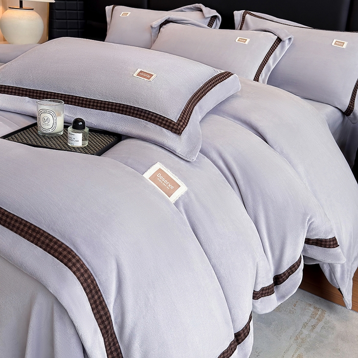 91家纺网 家纺一手货源 找家纺 金喜 2025新款230克全消光牛奶四件套雕花绒四件套宽边圆角织带工艺款四件套-卡夫 卡夫-魅紫