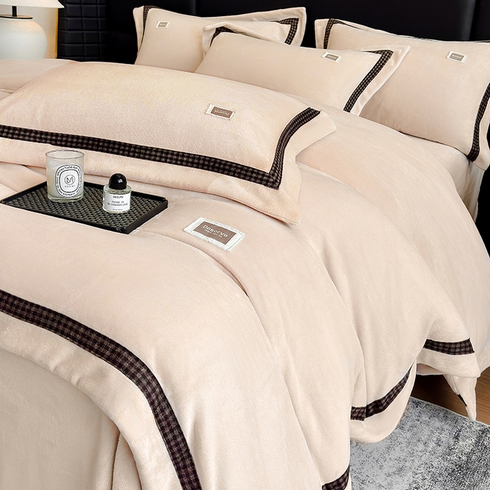 91家纺网 家纺一手货源 找家纺 金喜 2025新款230克全消光牛奶四件套雕花绒四件套宽边圆角织带工艺款四件套-卡夫 卡夫-香槟