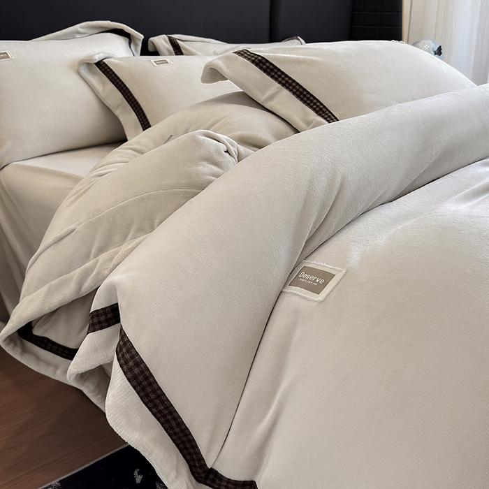 91家纺网 家纺一手货源 找家纺 金喜 2025新款230克全消光牛奶四件套雕花绒四件套宽边圆角织带工艺款四件套-卡夫 卡夫-棕咖