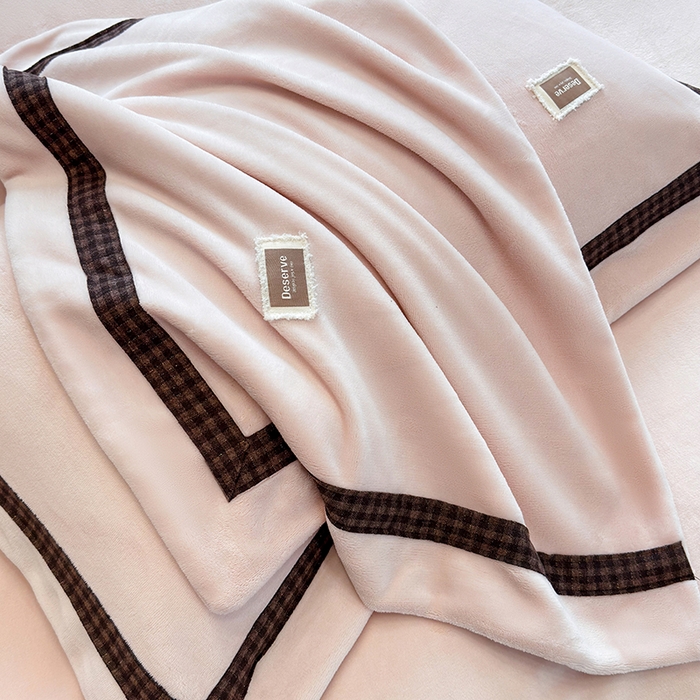 91家纺网 家纺一手货源 找家纺 金喜 2025新款230克全消光牛奶四件套雕花绒四件套宽边圆角织带工艺款四件套-卡夫 卡夫-柔粉