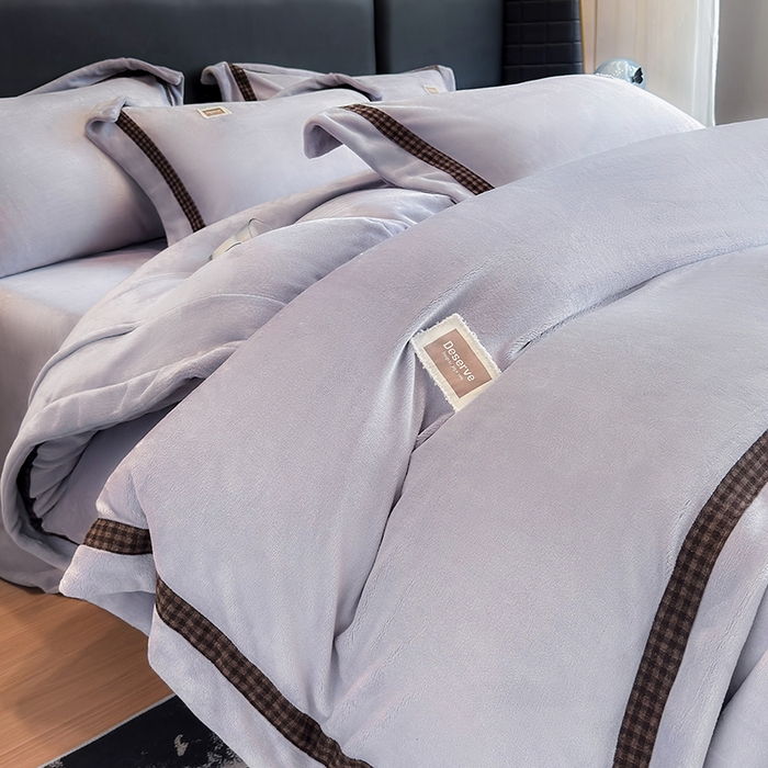 91家纺网 家纺一手货源 找家纺 金喜 2025新款230克全消光牛奶四件套雕花绒四件套宽边圆角织带工艺款四件套-卡夫 卡夫-魅紫