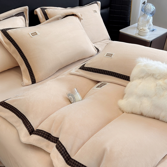 91家纺网 家纺一手货源 找家纺 金喜 2025新款230克全消光牛奶四件套雕花绒四件套宽边圆角织带工艺款四件套-卡夫 卡夫-香槟