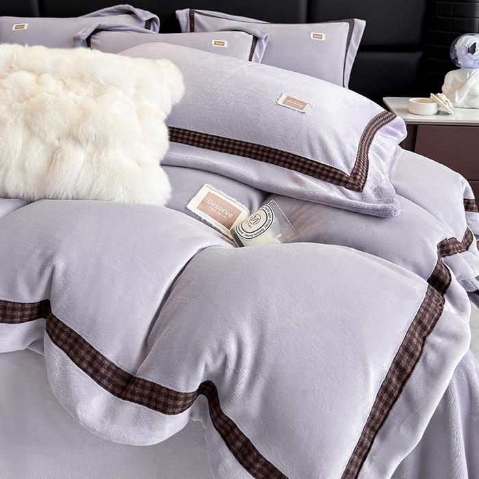 91家纺网 家纺一手货源 找家纺 金喜 2025新款230克全消光牛奶四件套雕花绒四件套宽边圆角织带工艺款四件套-卡夫 卡夫-魅紫