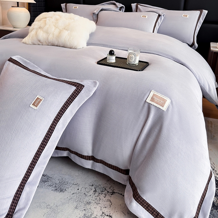 91家纺网 家纺一手货源 找家纺 金喜 2025新款230克全消光牛奶四件套雕花绒四件套宽边圆角织带工艺款四件套-卡夫 卡夫-魅紫