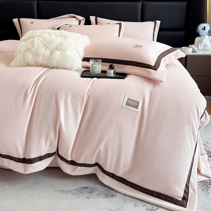 91家纺网 家纺一手货源 找家纺 金喜 2025新款230克全消光牛奶四件套雕花绒四件套宽边圆角织带工艺款四件套-卡夫 卡夫-柔粉