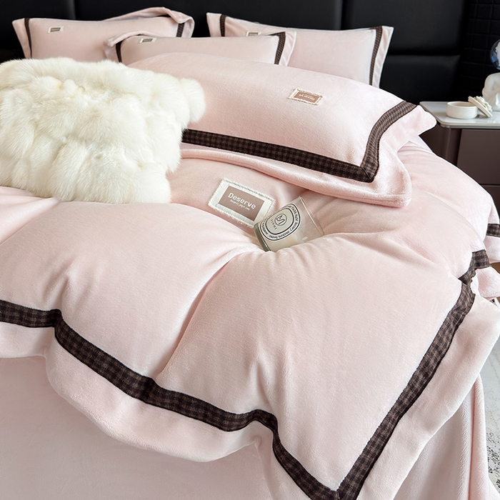 91家纺网 家纺一手货源 找家纺 金喜 2025新款230克全消光牛奶四件套雕花绒四件套宽边圆角织带工艺款四件套-卡夫 卡夫-柔粉