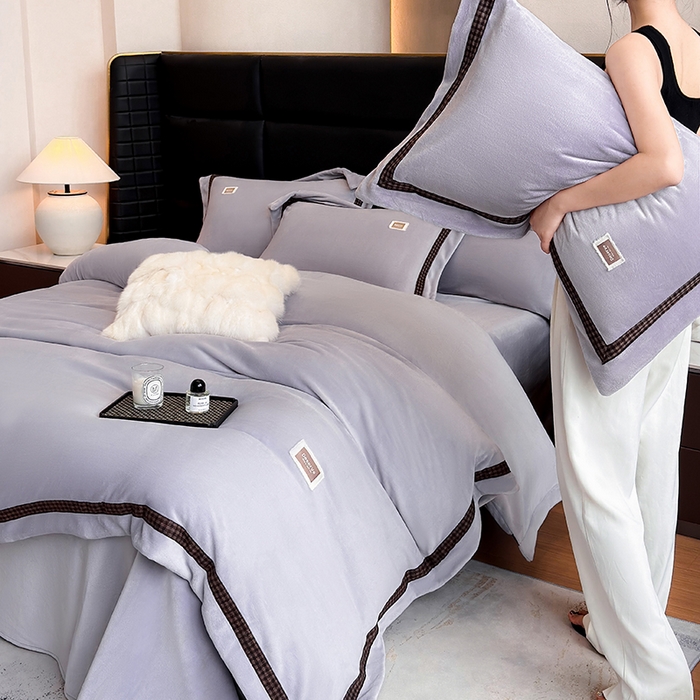 91家纺网 家纺一手货源 找家纺 金喜 2025新款230克全消光牛奶四件套雕花绒四件套宽边圆角织带工艺款四件套-卡夫 卡夫-魅紫