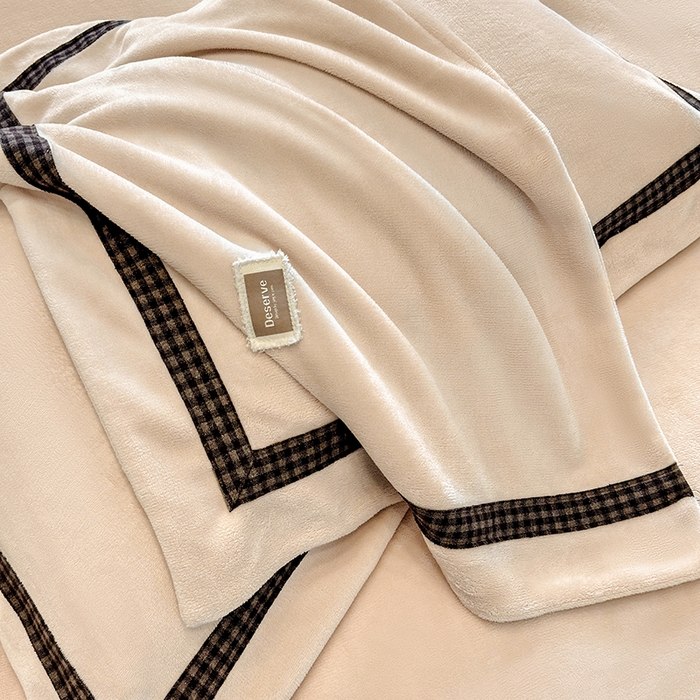 91家纺网 家纺一手货源 找家纺 金喜 2025新款230克全消光牛奶四件套雕花绒四件套宽边圆角织带工艺款四件套-卡夫 卡夫-香槟