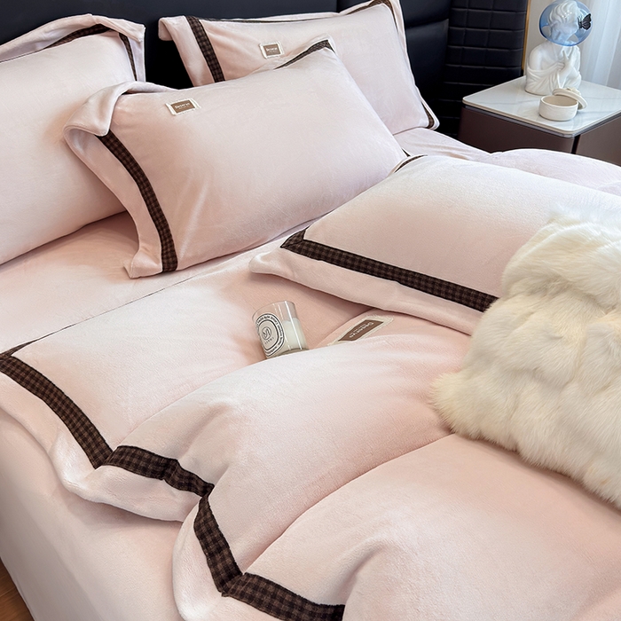 91家纺网 家纺一手货源 找家纺 金喜 2025新款230克全消光牛奶四件套雕花绒四件套宽边圆角织带工艺款四件套-卡夫 卡夫-柔粉