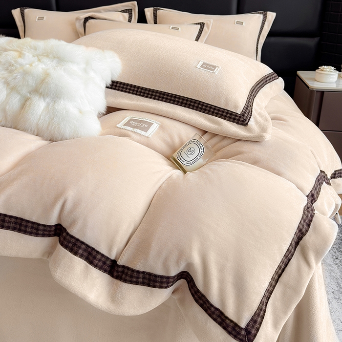 91家纺网 家纺一手货源 找家纺 金喜 2025新款230克全消光牛奶四件套雕花绒四件套宽边圆角织带工艺款四件套-卡夫 卡夫-香槟