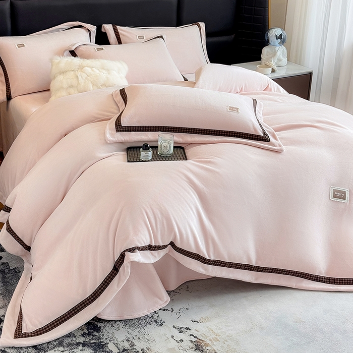 91家纺网 家纺一手货源 找家纺 金喜 2025新款230克全消光牛奶四件套雕花绒四件套宽边圆角织带工艺款四件套-卡夫 卡夫-柔粉