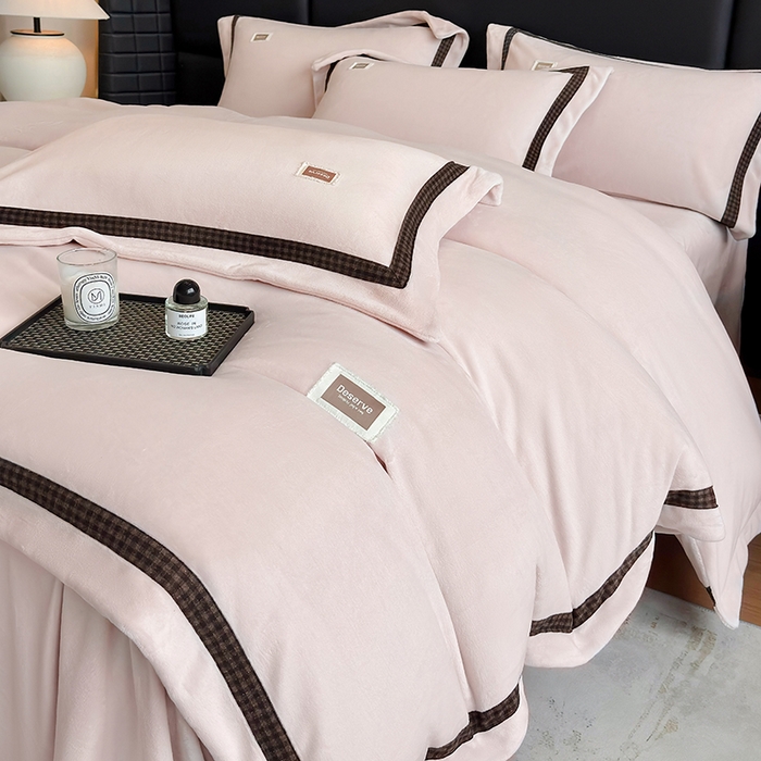 91家纺网 家纺一手货源 找家纺 金喜 2025新款230克全消光牛奶四件套雕花绒四件套宽边圆角织带工艺款四件套-卡夫 卡夫-柔粉