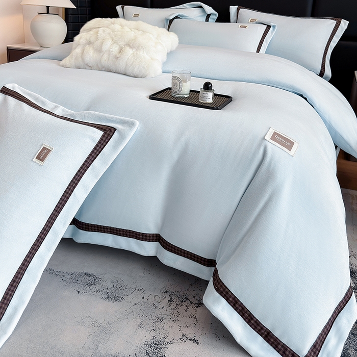 91家纺网 家纺一手货源 找家纺 金喜 2025新款230克全消光牛奶四件套雕花绒四件套宽边圆角织带工艺款四件套-卡夫 卡夫-湛蓝