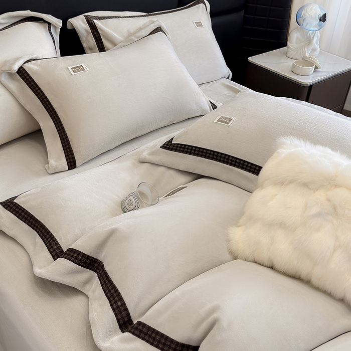 91家纺网 家纺一手货源 找家纺 金喜 2025新款230克全消光牛奶四件套雕花绒四件套宽边圆角织带工艺款四件套-卡夫 卡夫-棕咖