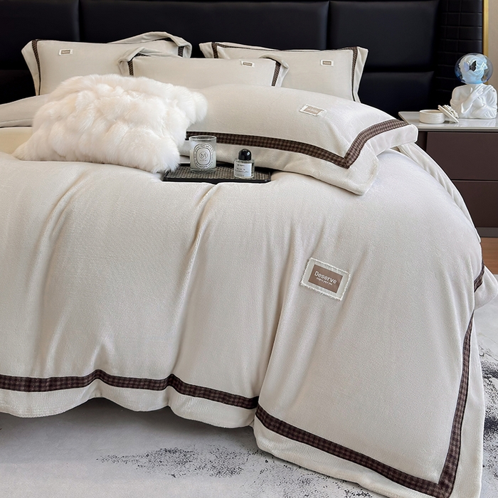 91家纺网 家纺一手货源 找家纺 金喜 2025新款230克全消光牛奶四件套雕花绒四件套宽边圆角织带工艺款四件套-卡夫 卡夫-棕咖