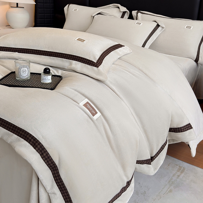 91家纺网 家纺一手货源 找家纺 金喜 2025新款230克全消光牛奶四件套雕花绒四件套宽边圆角织带工艺款四件套-卡夫 卡夫-棕咖