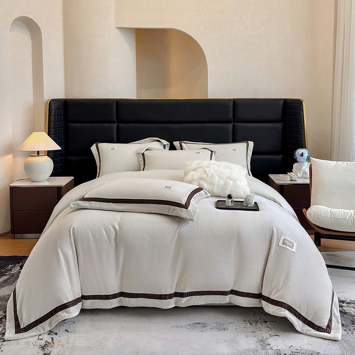 91家纺网 家纺一手货源 找家纺 金喜 2025新款230克全消光牛奶四件套雕花绒四件套宽边圆角织带工艺款四件套-卡夫 卡夫-棕咖