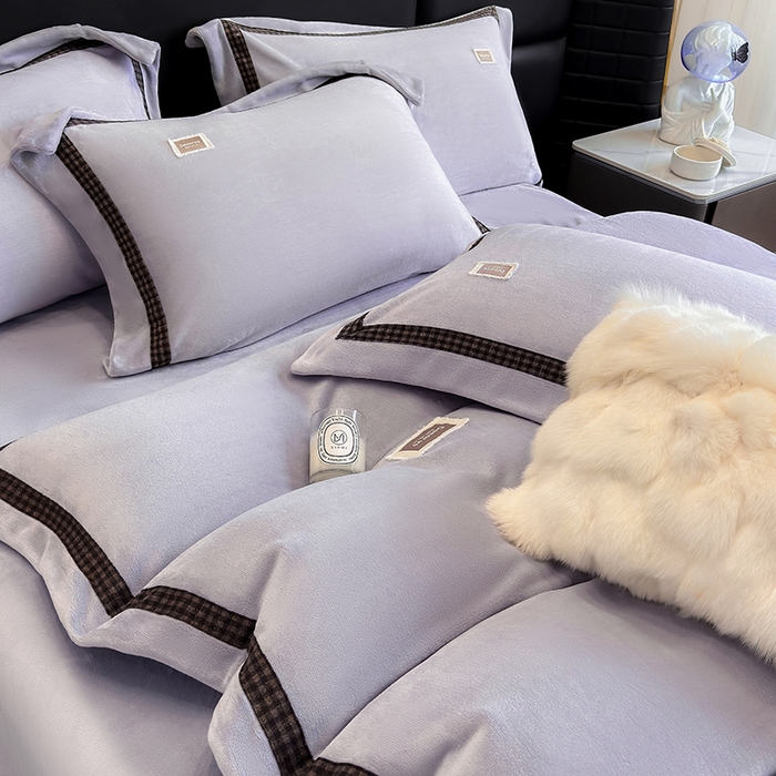 91家纺网 家纺一手货源 找家纺 金喜 2025新款230克全消光牛奶四件套雕花绒四件套宽边圆角织带工艺款四件套-卡夫 卡夫-魅紫