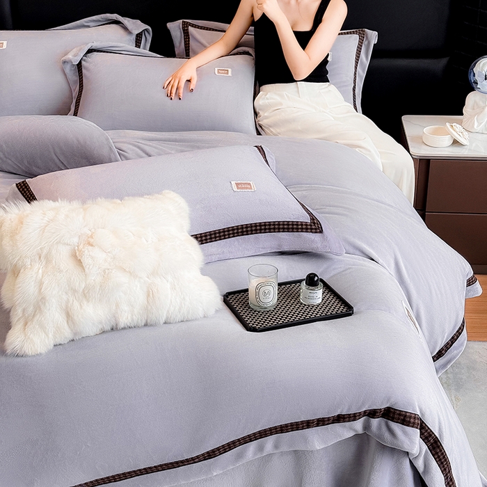 91家纺网 家纺一手货源 找家纺 金喜 2025新款230克全消光牛奶四件套雕花绒四件套宽边圆角织带工艺款四件套-卡夫 卡夫-魅紫