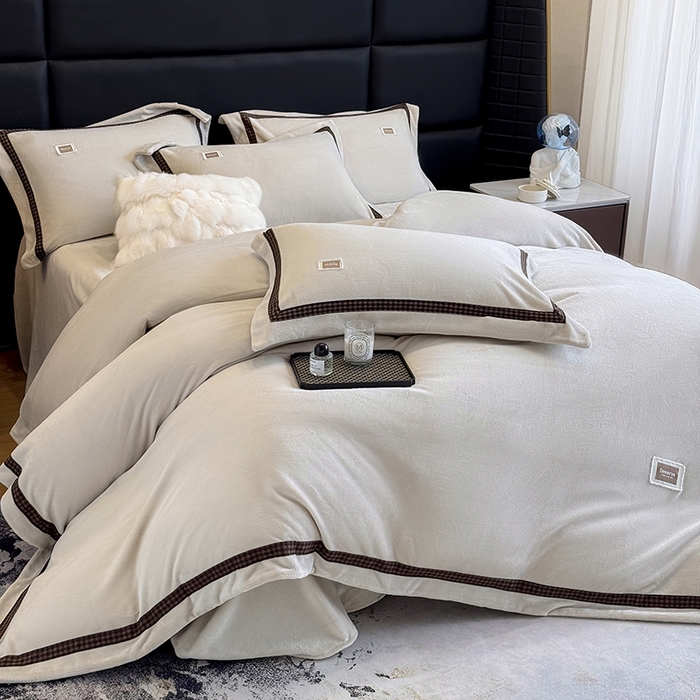 91家纺网 家纺一手货源 找家纺 金喜 2025新款230克全消光牛奶四件套雕花绒四件套宽边圆角织带工艺款四件套-卡夫 卡夫-棕咖