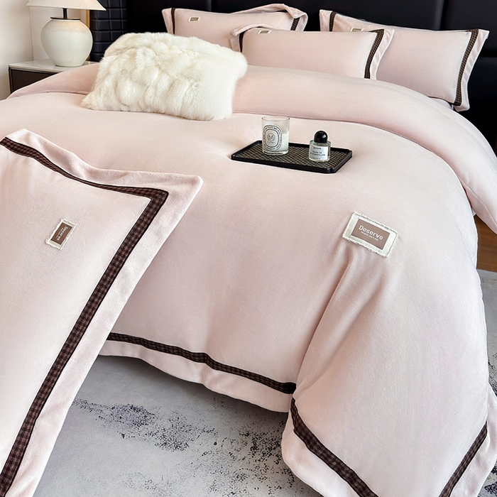 91家纺网 家纺一手货源 找家纺 金喜 2025新款230克全消光牛奶四件套雕花绒四件套宽边圆角织带工艺款四件套-卡夫 卡夫-柔粉