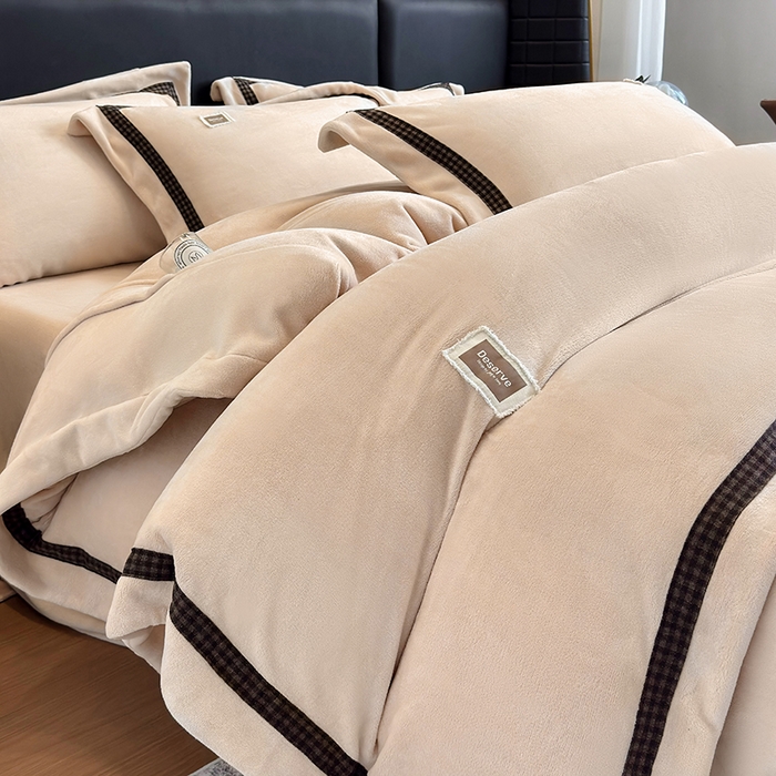 91家纺网 家纺一手货源 找家纺 金喜 2025新款230克全消光牛奶四件套雕花绒四件套宽边圆角织带工艺款四件套-卡夫 卡夫-香槟