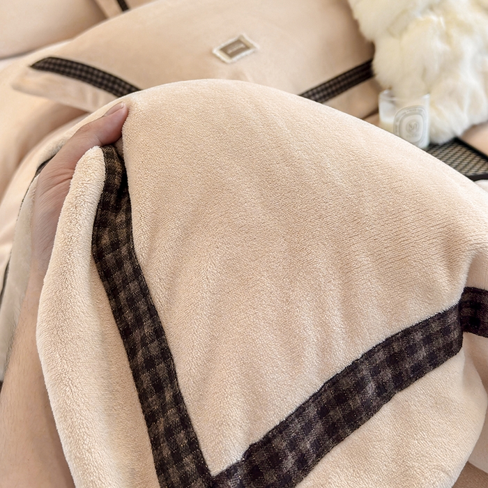 91家纺网 家纺一手货源 找家纺 金喜 2025新款230克全消光牛奶四件套雕花绒四件套宽边圆角织带工艺款四件套-卡夫 卡夫-香槟