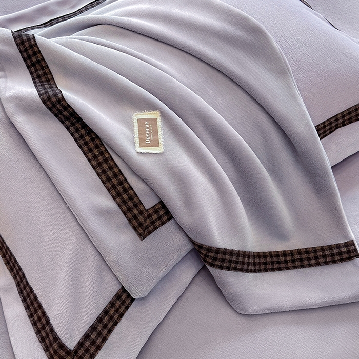 91家纺网 家纺一手货源 找家纺 金喜 2025新款230克全消光牛奶四件套雕花绒四件套宽边圆角织带工艺款四件套-卡夫 卡夫-魅紫