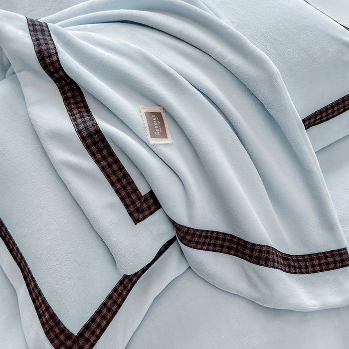 91家纺网 家纺一手货源 找家纺 金喜 2025新款230克全消光牛奶四件套雕花绒四件套宽边圆角织带工艺款四件套-卡夫 卡夫-湛蓝