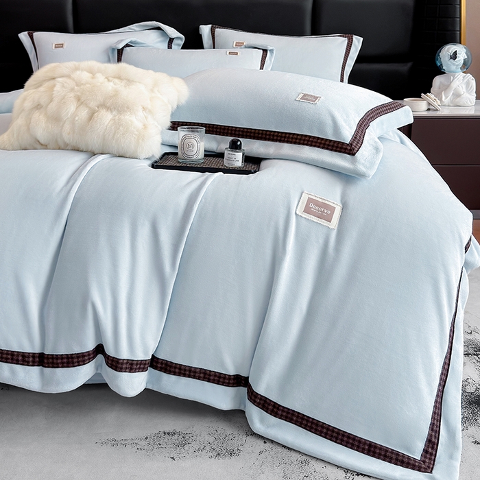 91家纺网 家纺一手货源 找家纺 金喜 2025新款230克全消光牛奶四件套雕花绒四件套宽边圆角织带工艺款四件套-卡夫 卡夫-湛蓝